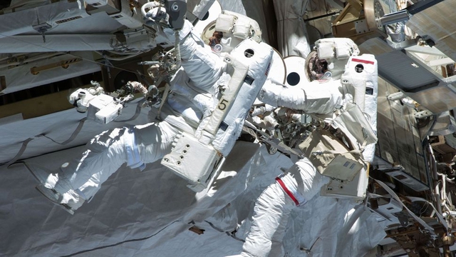 Chiêm ngưỡng 15 bức ảnh gây sốc về hoạt động của các phi hành gia ngoài vũ trụ - Ảnh 5.