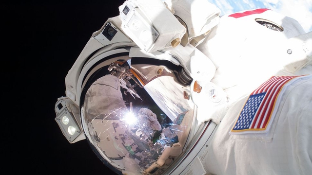 Chiêm ngưỡng 15 bức ảnh gây sốc về hoạt động của các phi hành gia ngoài vũ trụ - Ảnh 4.