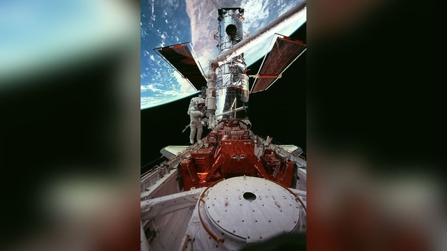 Chiêm ngưỡng 15 bức ảnh gây sốc về hoạt động của các phi hành gia ngoài vũ trụ - Ảnh 1.