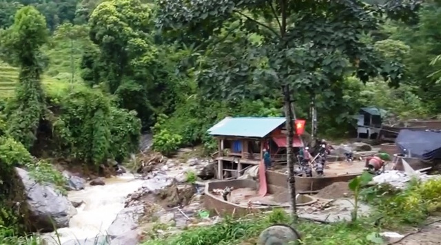 Hỗ trợ người dân bị thiệt hại do lũ ống ở Lào Cai - Ảnh 1.