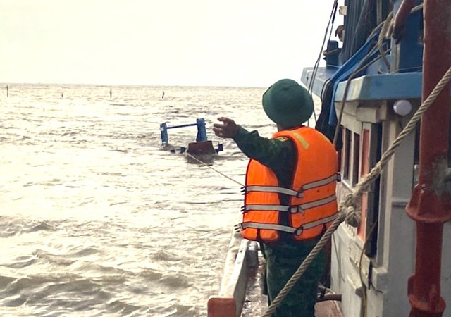 2 thuyền viên gặp nạn trên biển Cà Mau được cứu hộ kịp thời - Ảnh 1.