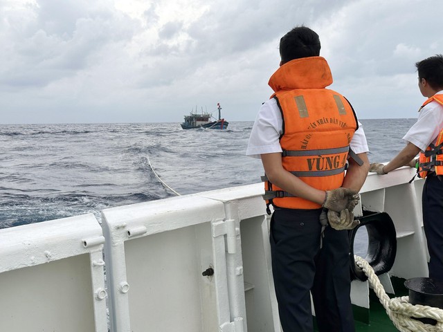 Vùng 4 Hải quân cứu hộ tàu cá gặp nạn trên biển Trường Sa - Ảnh 2.