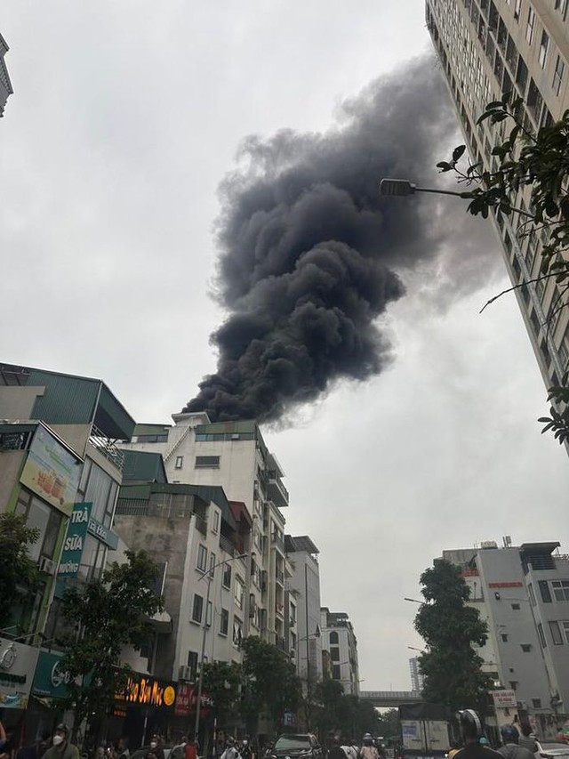 Hà Nội: Cháy nhà cao tầng trên phố Vũ Trọng Phụng - Ảnh 1.