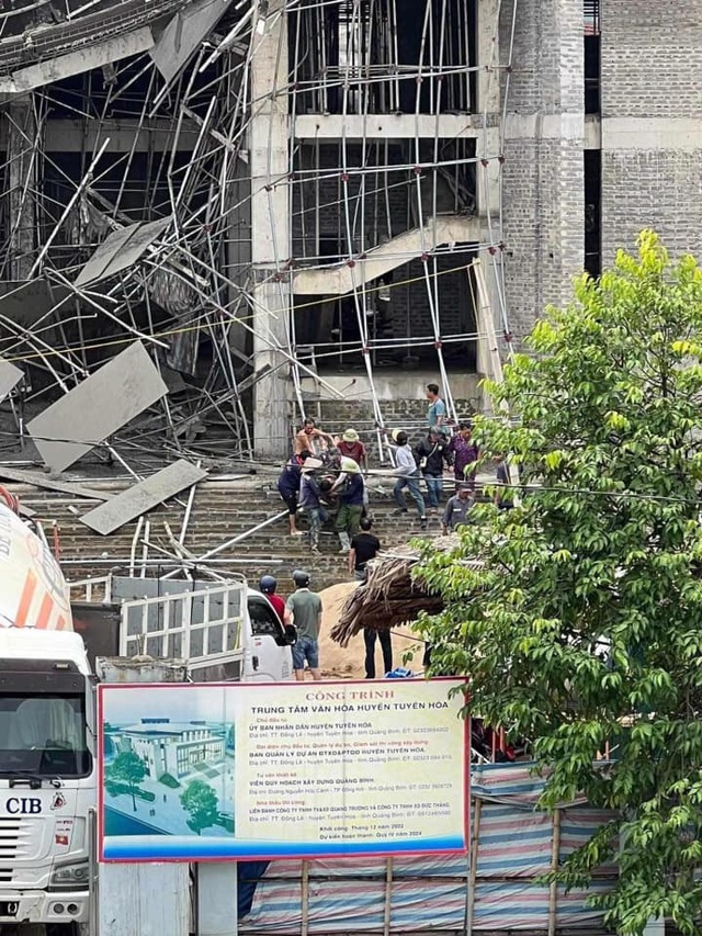 Quảng Bình: Sập giàn giáo công trình khi đang đổ bê tông - Ảnh 2.