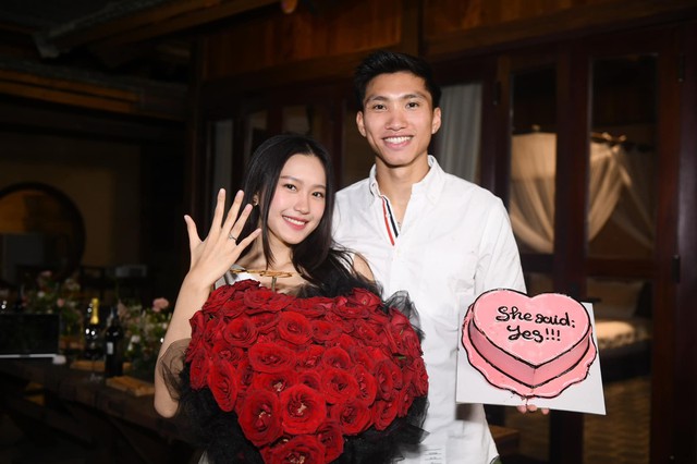 Đoàn Văn Hậu cầu hôn bạn gái, Hoa hậu Tiểu Vy lần thứ 3 bắt được hoa cưới - Ảnh 1.