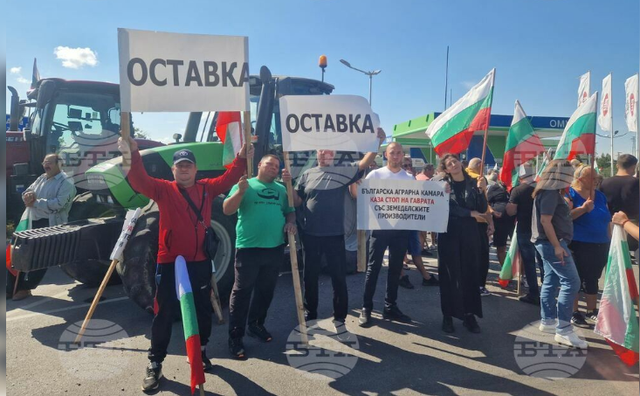 Nông dân Bulgaria biểu tình trên toàn quốc phản đối dỡ bỏ lệnh cấm nhập khẩu ngũ cốc Ukraine - Ảnh 1.