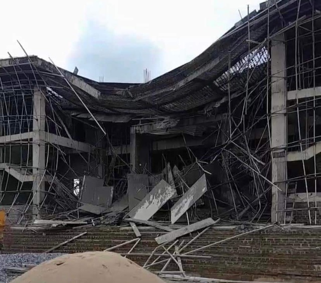 Sở Xây dựng tiến hành kiểm tra sau vụ sập giàn giáo công trình ở Quảng Bình - Ảnh 1.