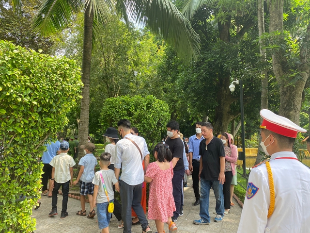 Hàng dài người xếp hàng vào Lăng viếng Chủ tịch Hồ Chí Minh trong ngày 2/9 - Ảnh 6.
