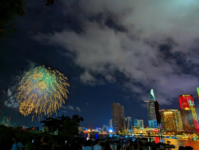 TP Hồ Chí Minh rực rỡ pháo hoa chào mừng Quốc khánh 2/9 - Ảnh 3.