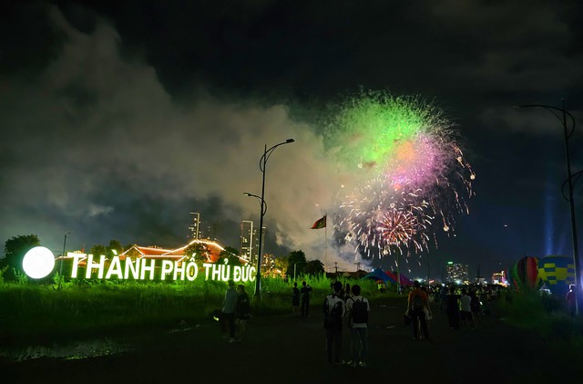 TP Hồ Chí Minh rực rỡ pháo hoa chào mừng Quốc khánh 2/9 - Ảnh 4.
