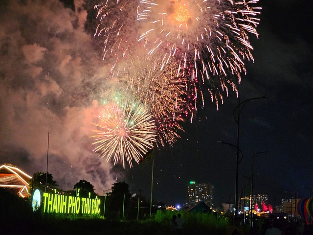 TP Hồ Chí Minh rực rỡ pháo hoa chào mừng Quốc khánh 2/9 - Ảnh 5.