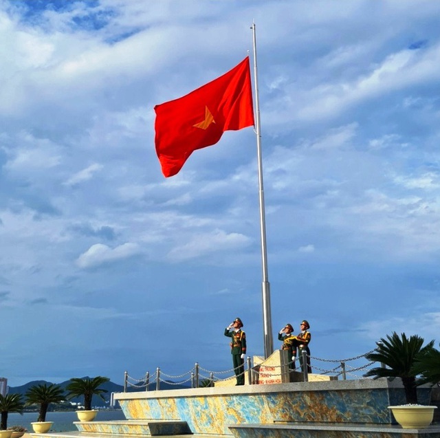 Thiêng liêng Lễ Thượng cờ ngày Quốc khánh ở thành phố biển Nha Trang - Ảnh 2.