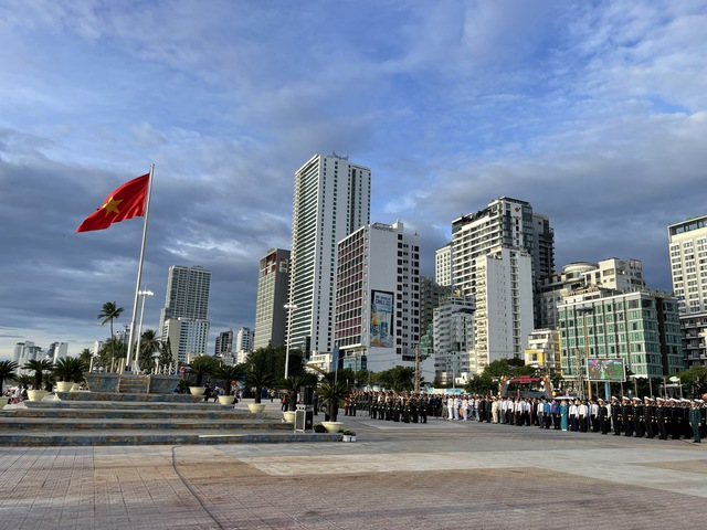 Thiêng liêng Lễ Thượng cờ ngày Quốc khánh ở thành phố biển Nha Trang - Ảnh 4.