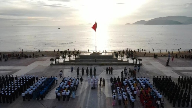Thiêng liêng Lễ Thượng cờ ngày Quốc khánh ở thành phố biển Nha Trang - Ảnh 1.