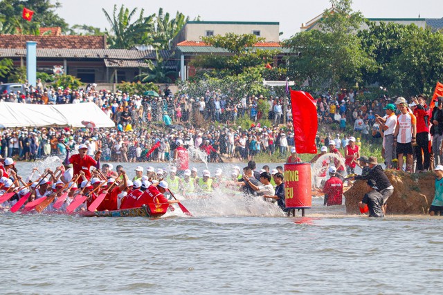 Lễ hội đua thuyền truyền thống trên sông Kiến Giang - Ảnh 1.