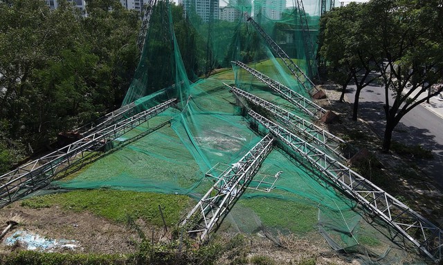 TP Hồ Chí Minh: Gần 100 cây xanh, trụ sắt đổ trong giông lốc - Ảnh 2.