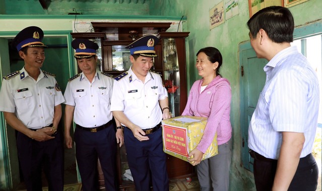 Tuyên truyền chống khai thác thủy sản bất hợp pháp cho ngư dân huyện đảo Phú Quý - Ảnh 4.