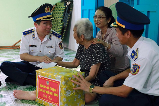 Tuyên truyền chống khai thác thủy sản bất hợp pháp cho ngư dân huyện đảo Phú Quý - Ảnh 3.