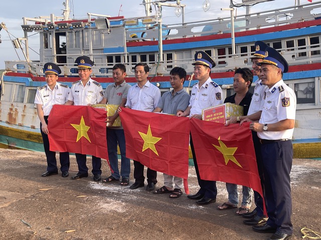 Tuyên truyền chống khai thác thủy sản bất hợp pháp cho ngư dân huyện đảo Phú Quý - Ảnh 5.