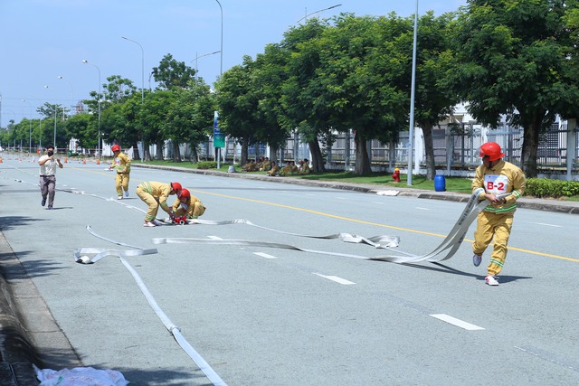 Bình Dương: Hàng trăm công nhân thi kỹ năng chữa cháy 4 tại chỗ - Ảnh 1.