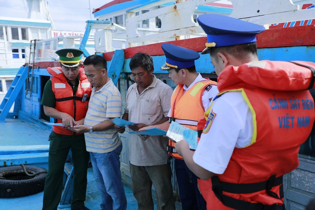 Tuyên truyền chống khai thác thủy sản bất hợp pháp cho ngư dân huyện đảo Phú Quý - Ảnh 6.