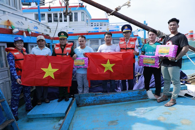 Tuyên truyền chống khai thác thủy sản bất hợp pháp cho ngư dân huyện đảo Phú Quý - Ảnh 7.