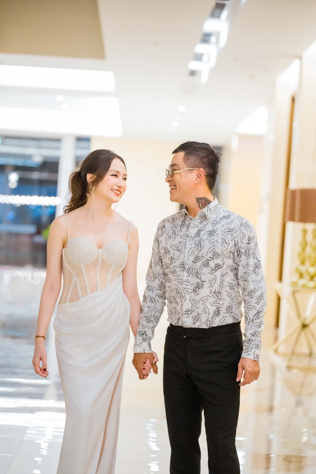 Vợ cùng các con xuất hiện trong MV kỷ niệm 10 năm ngày cưới của Tuấn Hưng - Ảnh 5.