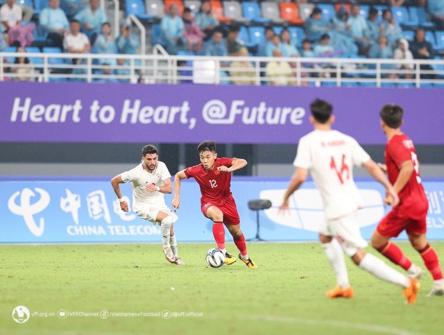 HLV Hoàng Anh Tuấn: Dưới góc độ chuyên môn, sau trận đấu sẽ thấy cầu thủ Việt Nam trưởng thành hơn lên - Ảnh 1.