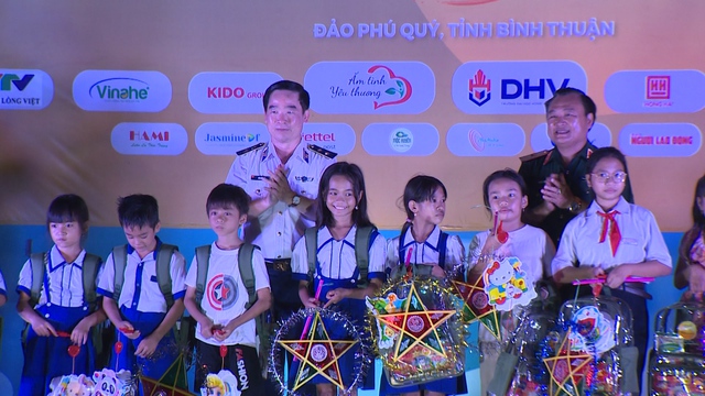 Trăng thu biên cương đến với hàng ngàn trẻ em trên đảo Phú Quý - Ảnh 11.