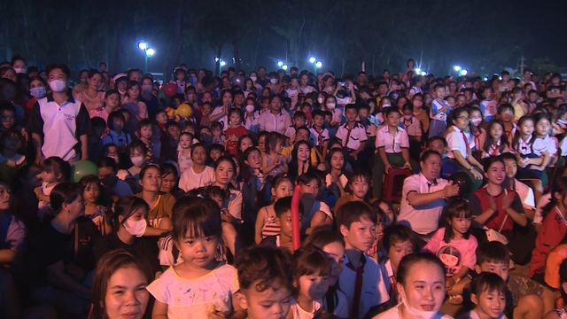 Trăng thu biên cương đến với hàng ngàn trẻ em trên đảo Phú Quý - Ảnh 9.