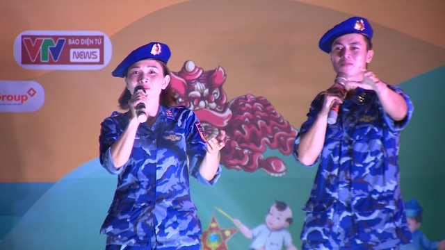 Trăng thu biên cương đến với hàng ngàn trẻ em trên đảo Phú Quý - Ảnh 5.