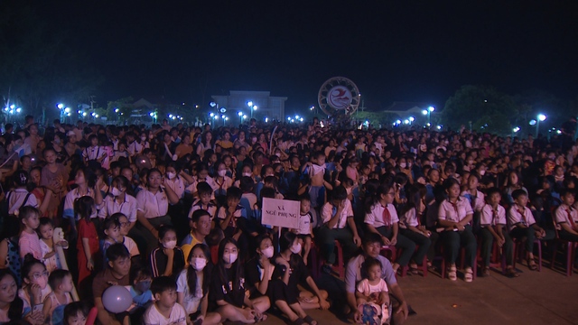 Trăng thu biên cương đến với hàng ngàn trẻ em trên đảo Phú Quý - Ảnh 1.