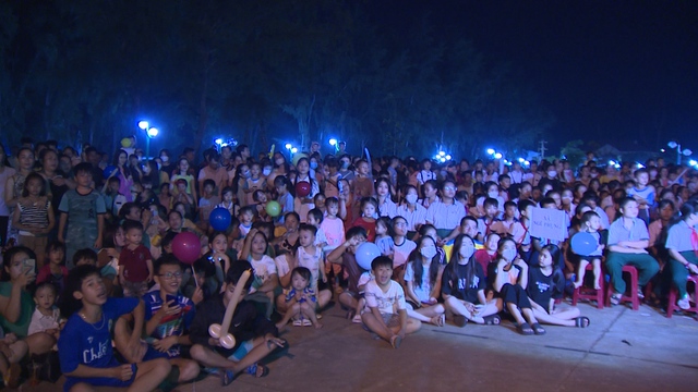 Trăng thu biên cương đến với hàng ngàn trẻ em trên đảo Phú Quý - Ảnh 2.