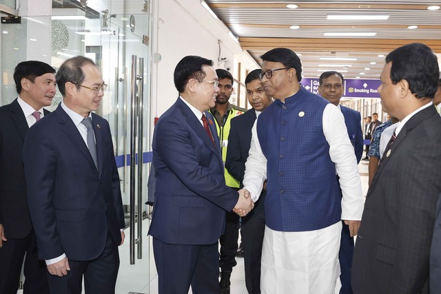 Chủ tịch Quốc hội Vương Đình Huệ đến Dhaka, bắt đầu thăm chính thức CHND Bangladesh - Ảnh 1.