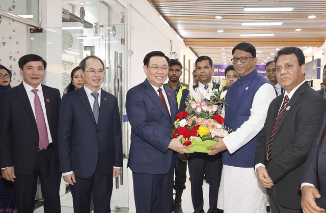 Chủ tịch Quốc hội Vương Đình Huệ đến Dhaka, bắt đầu thăm chính thức CHND Bangladesh - Ảnh 2.