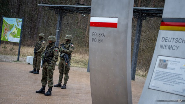 Đức cân nhắc kiểm soát biên giới với Ba Lan và Cộng hòa Czech - Ảnh 1.
