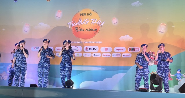 Cảnh sát biển mang Trăng thu biên cương đến với trẻ em đảo Phú Quý - Ảnh 4.