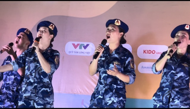 Cảnh sát biển mang Trăng thu biên cương đến với trẻ em đảo Phú Quý - Ảnh 3.