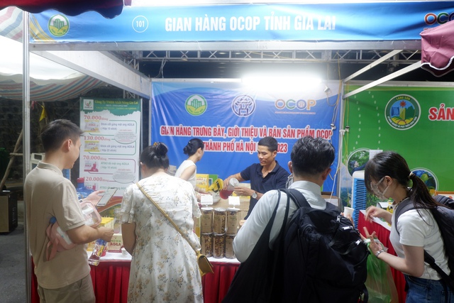 Người dân thích thú với các sản phẩm OCOP các địa phương đang trưng bày ngay tại Hà Nội - Ảnh 2.