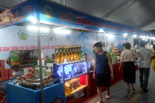 Người dân thích thú với các sản phẩm OCOP các địa phương đang trưng bày ngay tại Hà Nội - Ảnh 4.