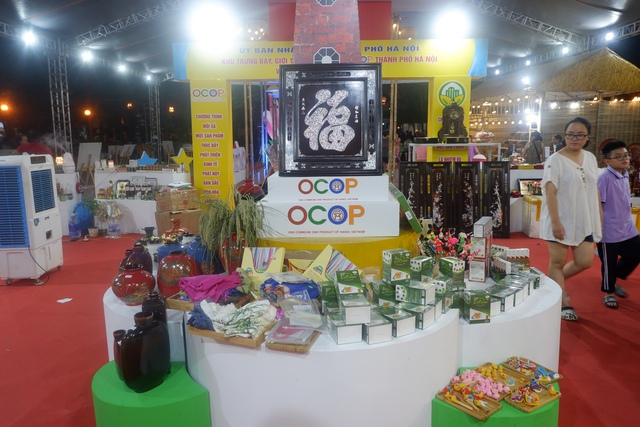Người dân thích thú với các sản phẩm OCOP các địa phương đang trưng bày ngay tại Hà Nội - Ảnh 8.