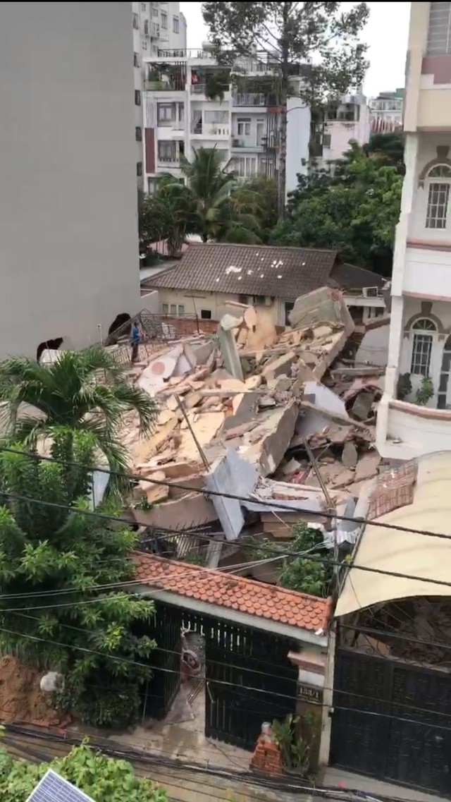 TP Hồ Chí Minh: Sập nhà 4 tầng, 2 nạn nhân bị mắc kẹt - Ảnh 1.