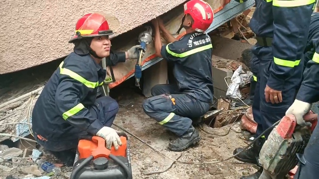 TP Hồ Chí Minh: Sập nhà 4 tầng, 2 nạn nhân bị mắc kẹt - Ảnh 2.