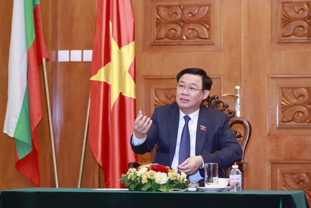 Chủ tịch Quốc hội gặp các Đại sứ Việt Nam và cộng đồng người Việt tại một số nước châu Âu - Ảnh 4.