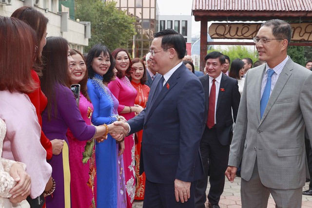 Chủ tịch Quốc hội gặp các Đại sứ Việt Nam và cộng đồng người Việt tại một số nước châu Âu - Ảnh 5.