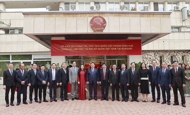 Chủ tịch Quốc hội gặp các Đại sứ Việt Nam và cộng đồng người Việt tại một số nước châu Âu - Ảnh 1.