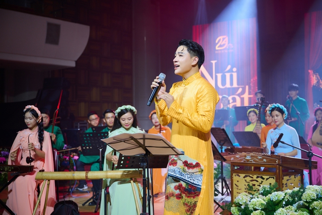 Giọng ca phi giới tính Trần Tùng Anh chơi lớn với album đầu tay Núi hát - Ảnh 1.