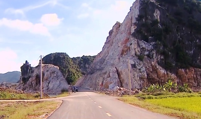 Nguy cơ sạt lở núi đá tại cầu vượt cao tốc Mai Sơn - QL45 - Ảnh 2.