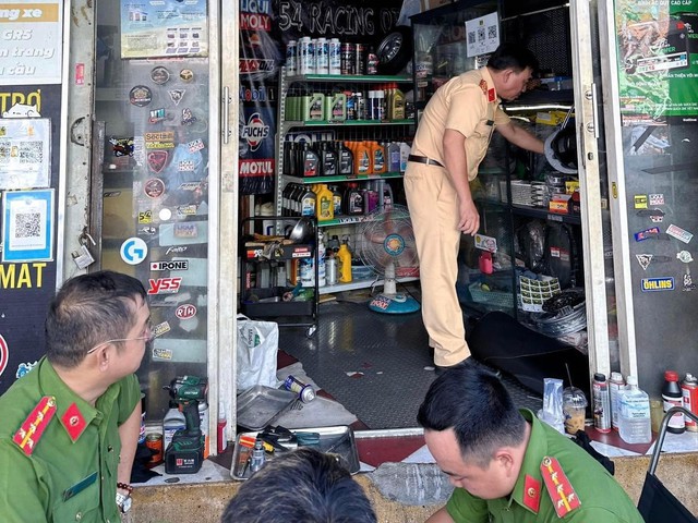 TP Hồ Chí Minh: Nhiều lò độ xe cho quái xế bị kiểm tra - Ảnh 1.