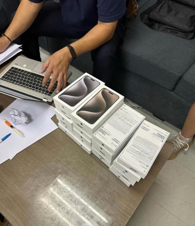 TP Hồ Chí Minh: Triệt phá vụ buôn lậu iPhone 15 về Việt Nam - Ảnh 2.